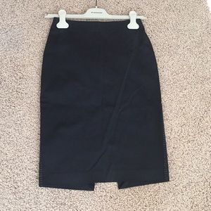 Pencil skirt with details on the sides.